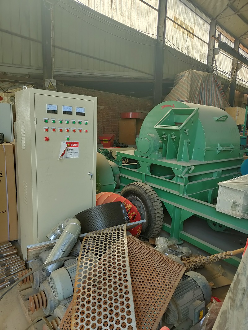 Small Mobile Wood Crusher Machine Making Sawdust