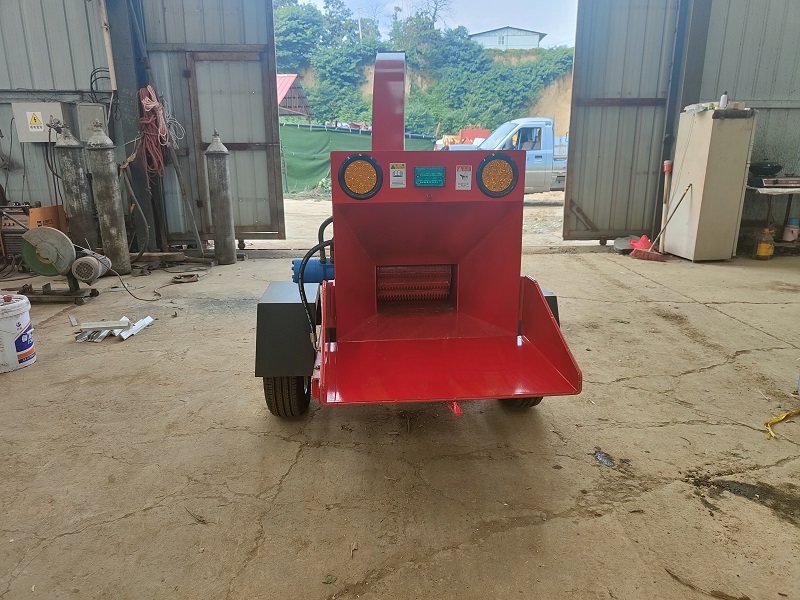 Diesel engine tree branches shredder machine