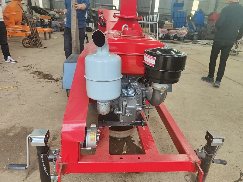 Garden wood chipper tree branch shredder