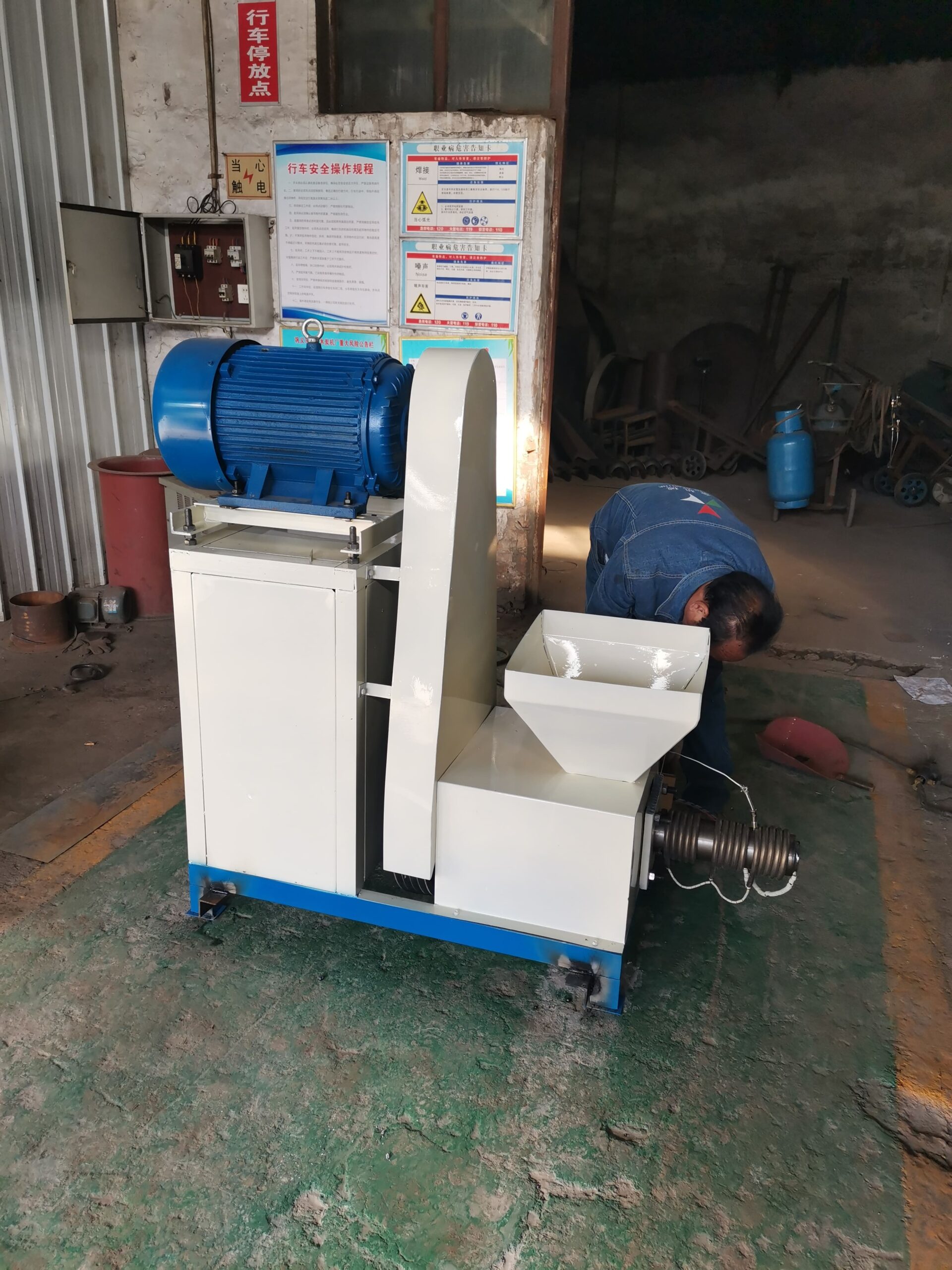 Saving manpower wood charcoal briquette press machine