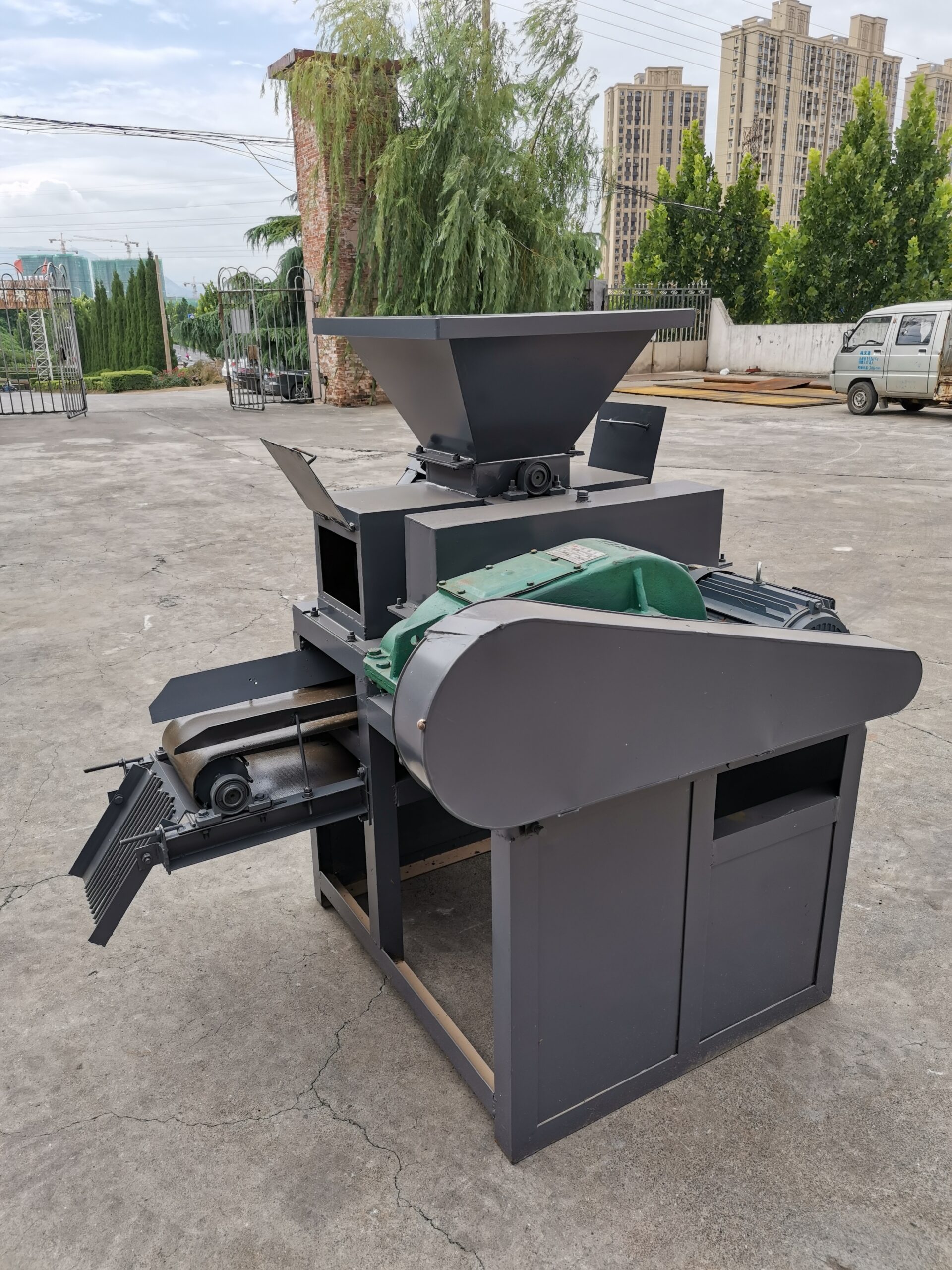Pillow shape automatic charcoal briquette machine