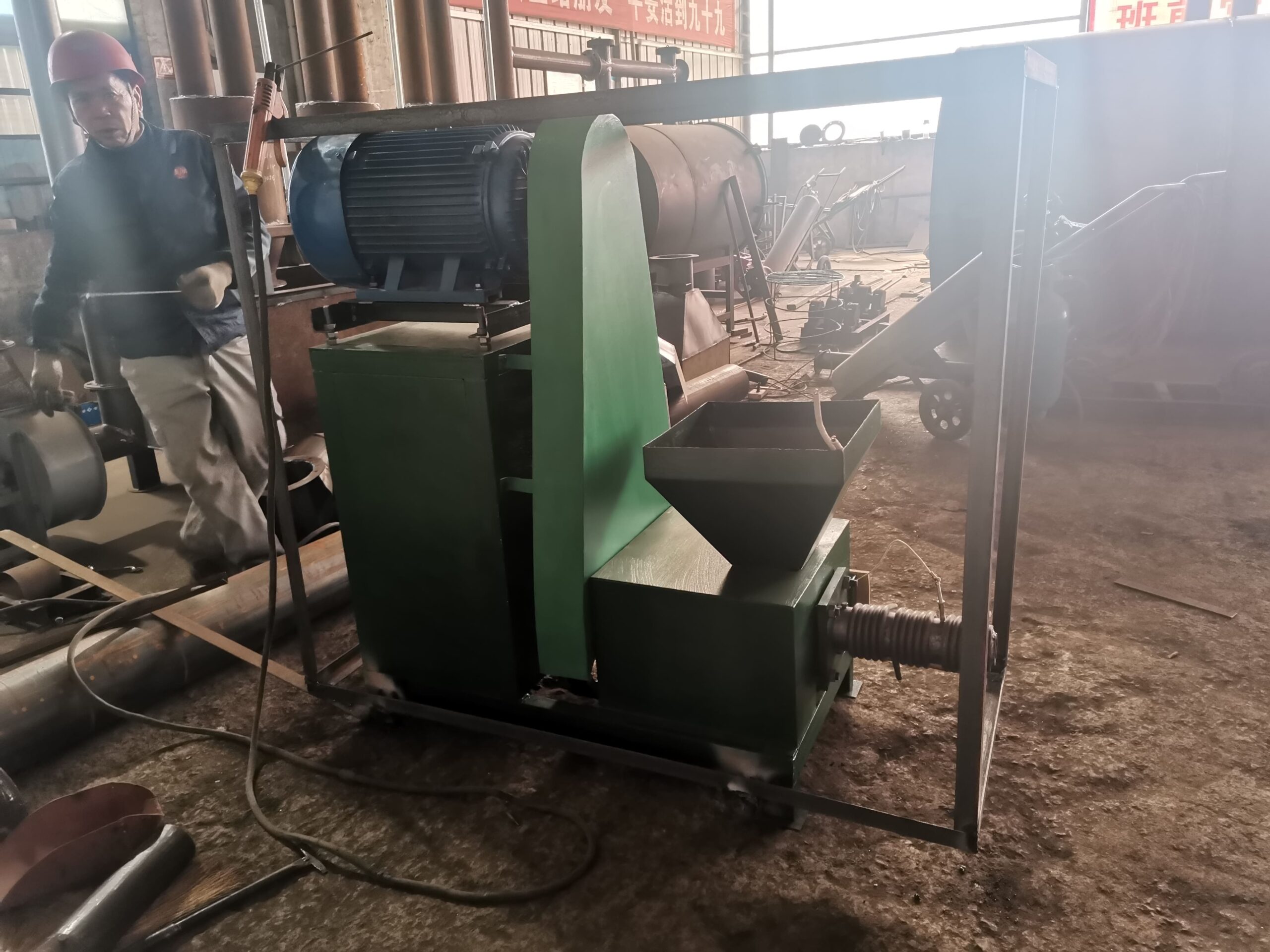 Mechanical small biomass charcoal bagasse briquette press machine