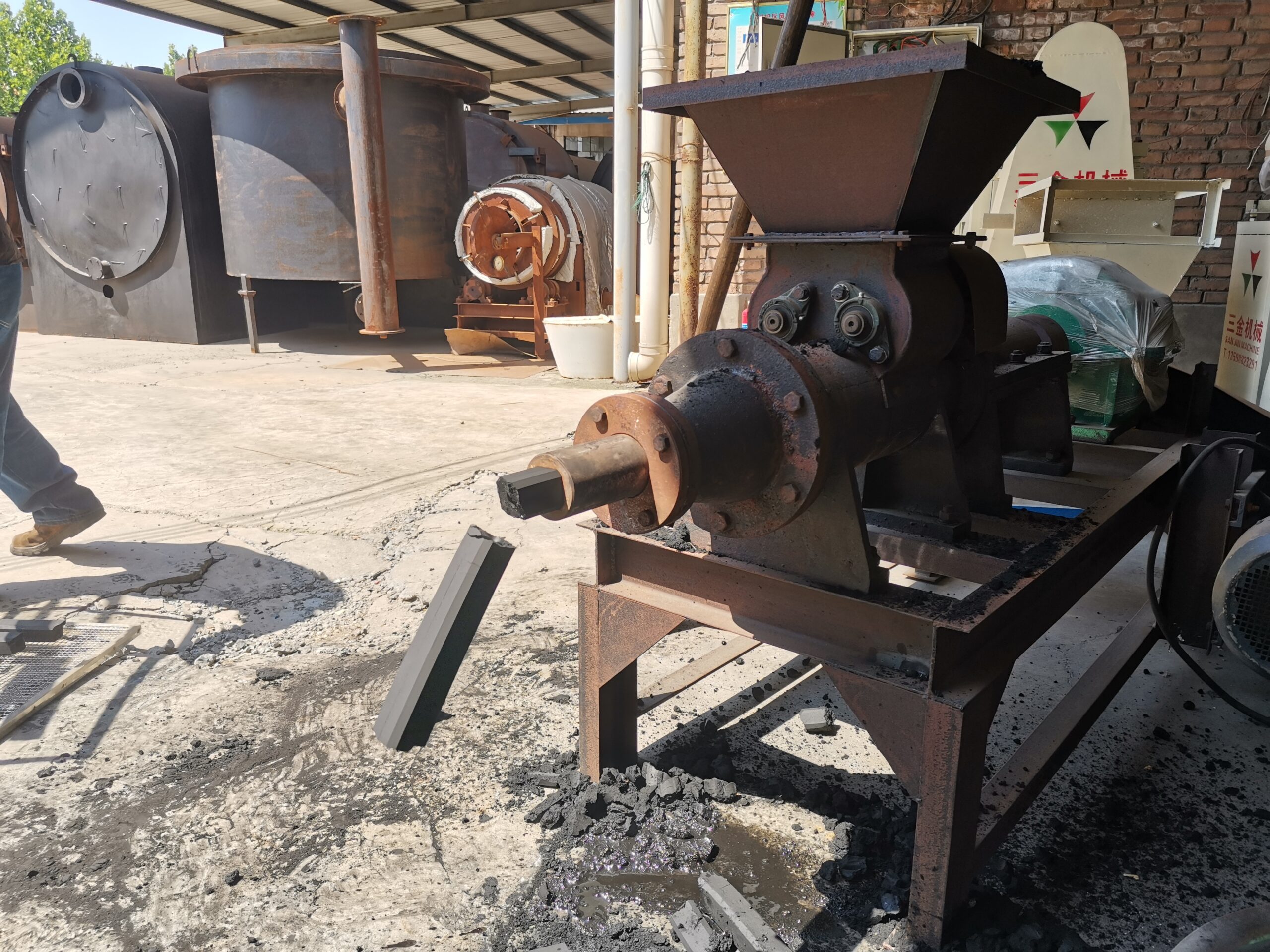Coal powder shaping machine