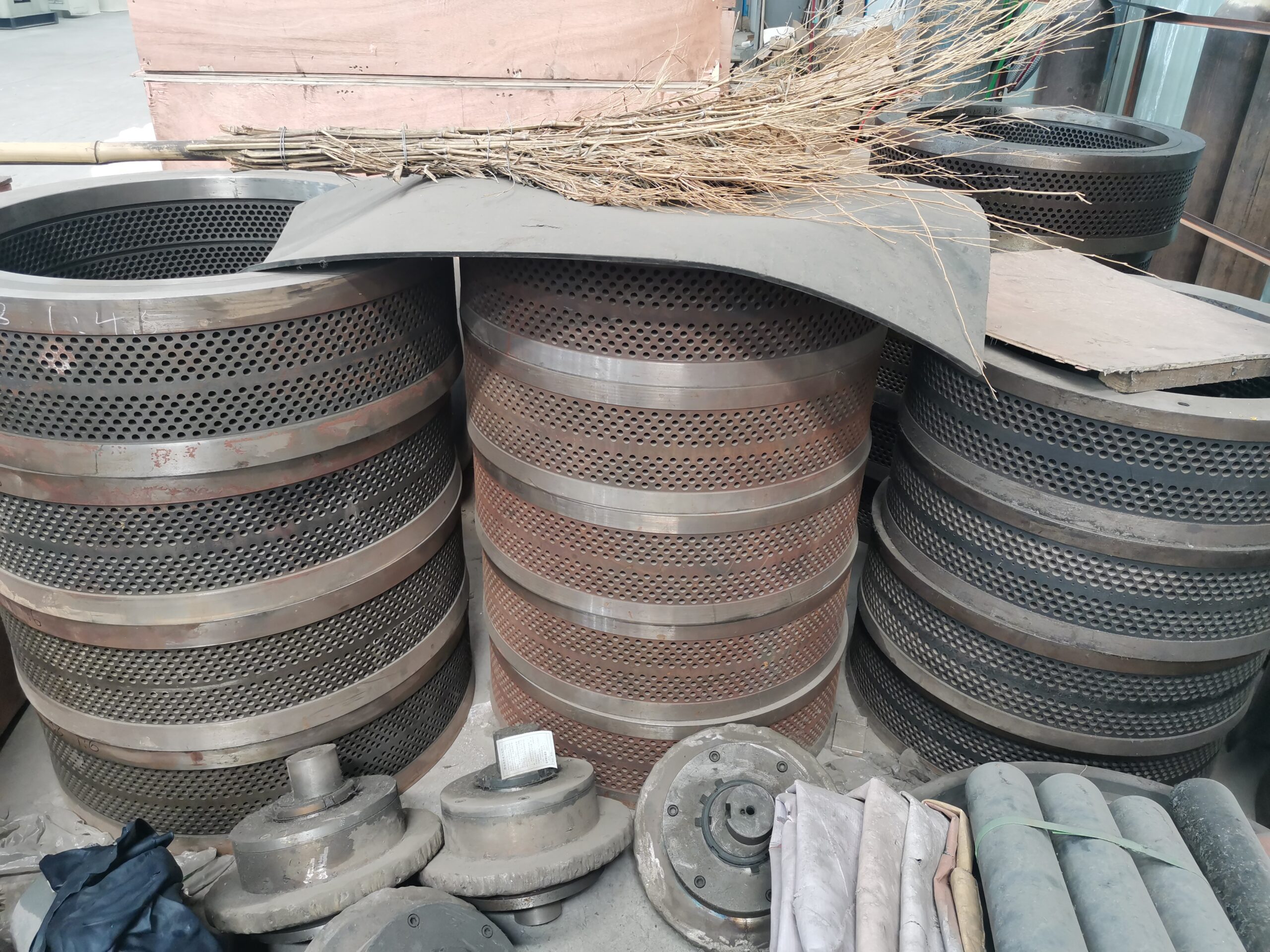 Vertical ring die wood pellet press machine
